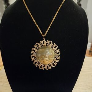 Elegant Gold Pendant Necklace